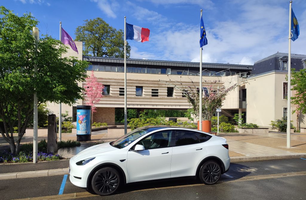 Private chauffeur service outside Combs-la-Ville town hall