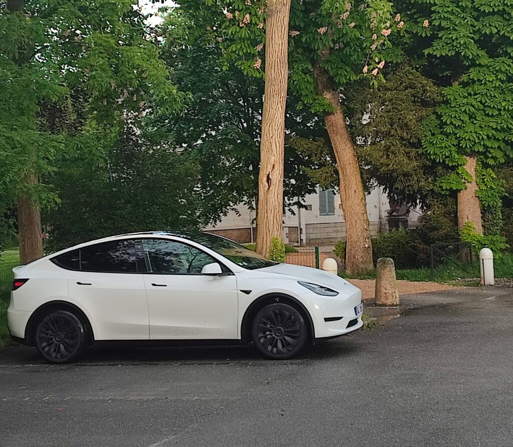 Chauffeur VTC devant la mairie de Seine-Port