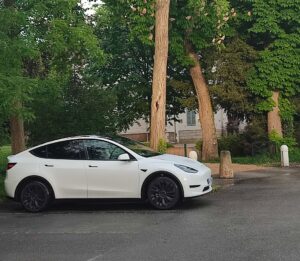 Chauffeur VTC devant la mairie de Seine-Port