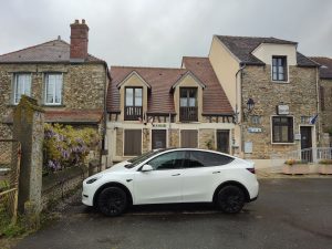 Chauffeur VTC devant la mairie de Lissy