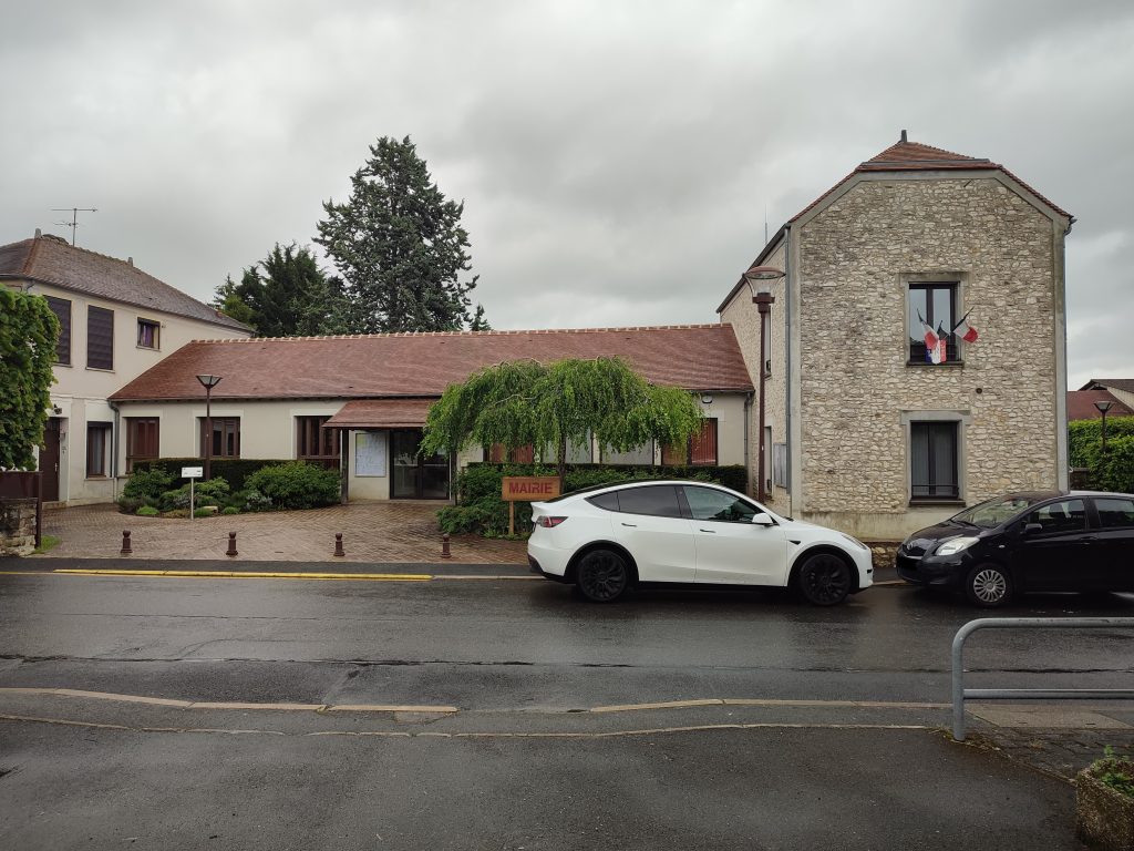 Chauffeur VTC devant la mairie de Voisenon