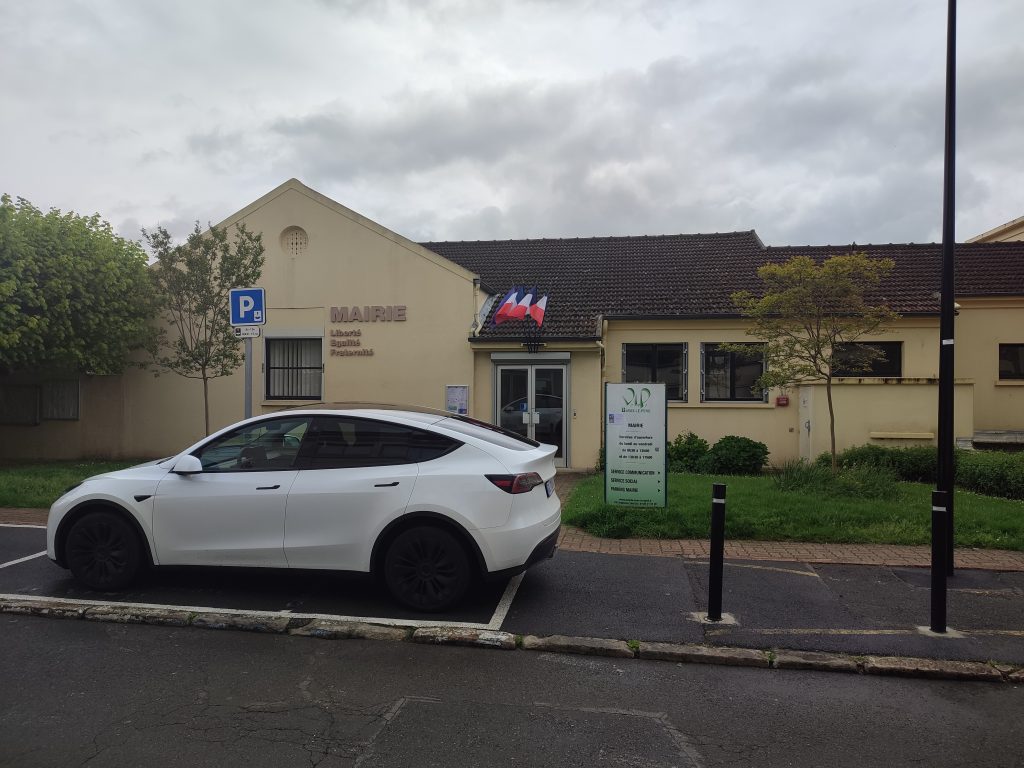 Chauffeur VTC devant la mairie de Vaux-le-Pénil