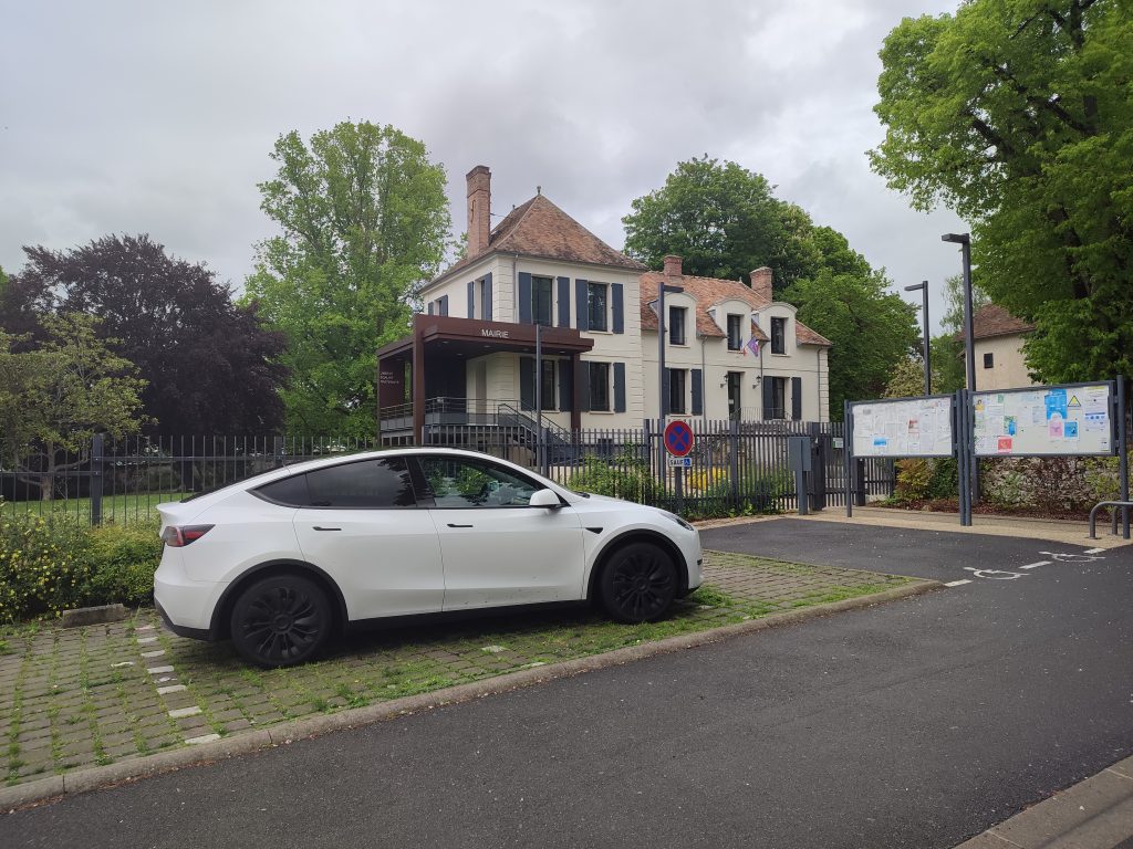 Chauffeur VTC devant la mairie de Livry-sur-Seine