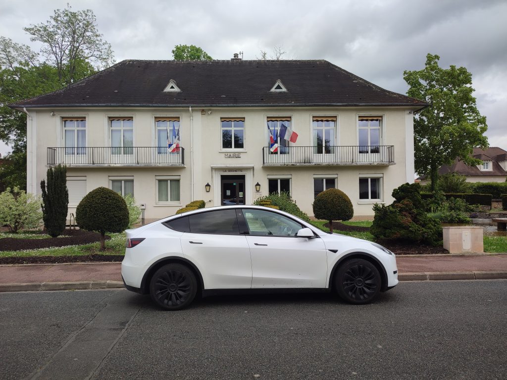 Chauffeur VTC devant la mairie de La Rochette