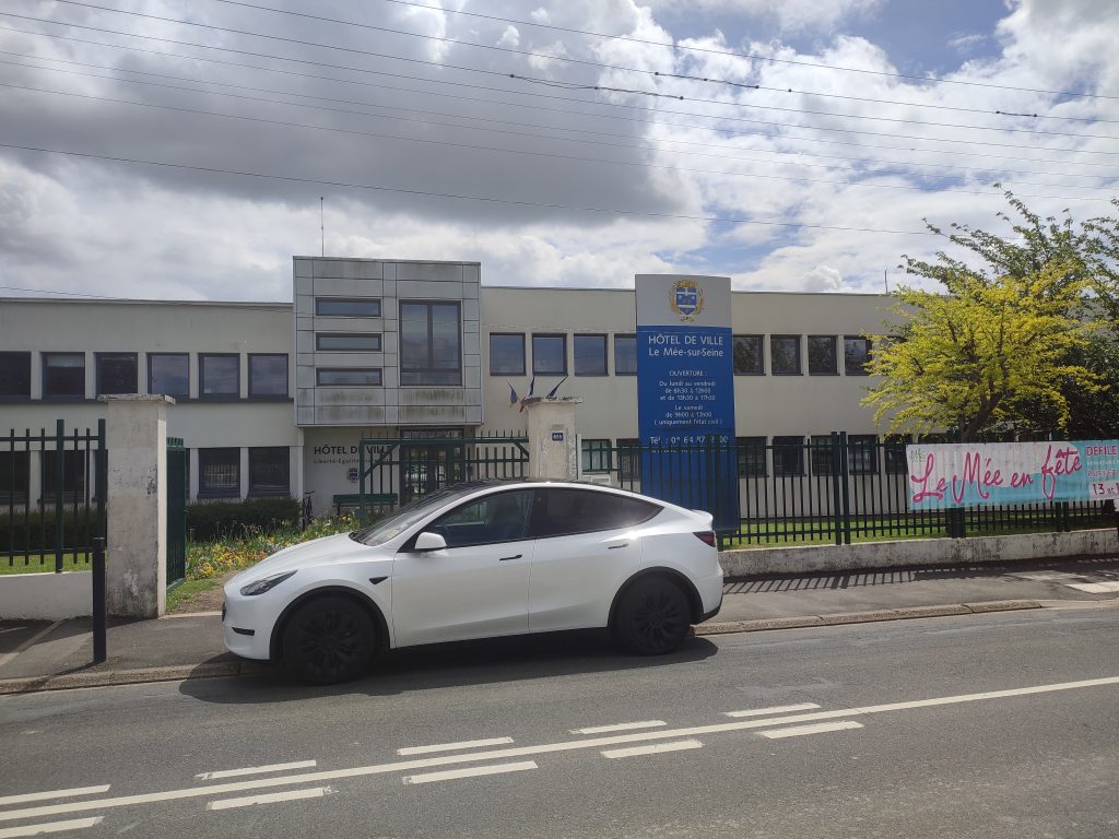 Chauffeur VTC devant la mairie de Le Mée-sur-Seine