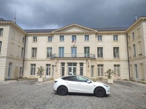 Chauffeur VTC devant la mairie de Boissise-le-Roi