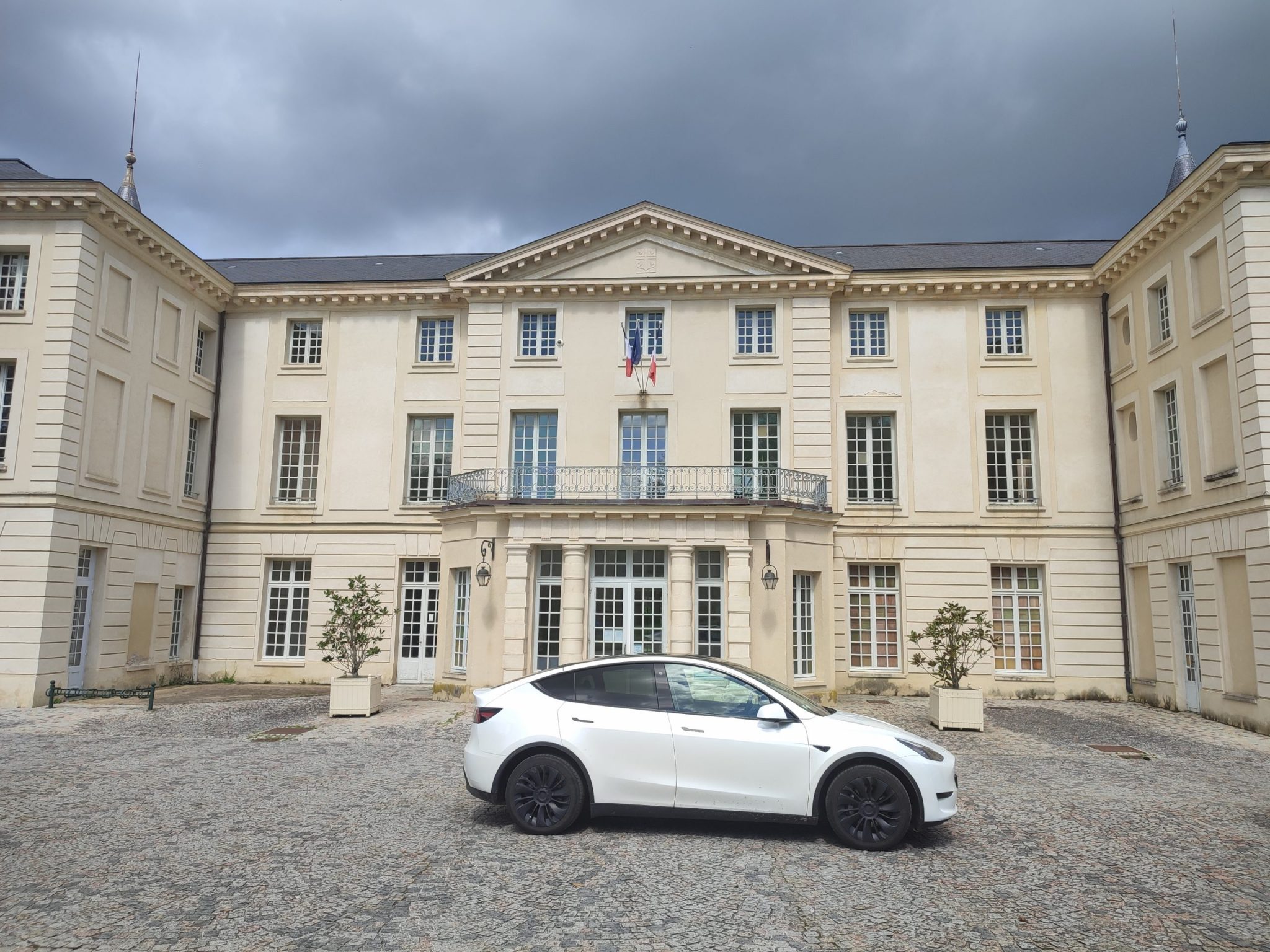 Chauffeur VTC devant la mairie de Boissise-le-Roi