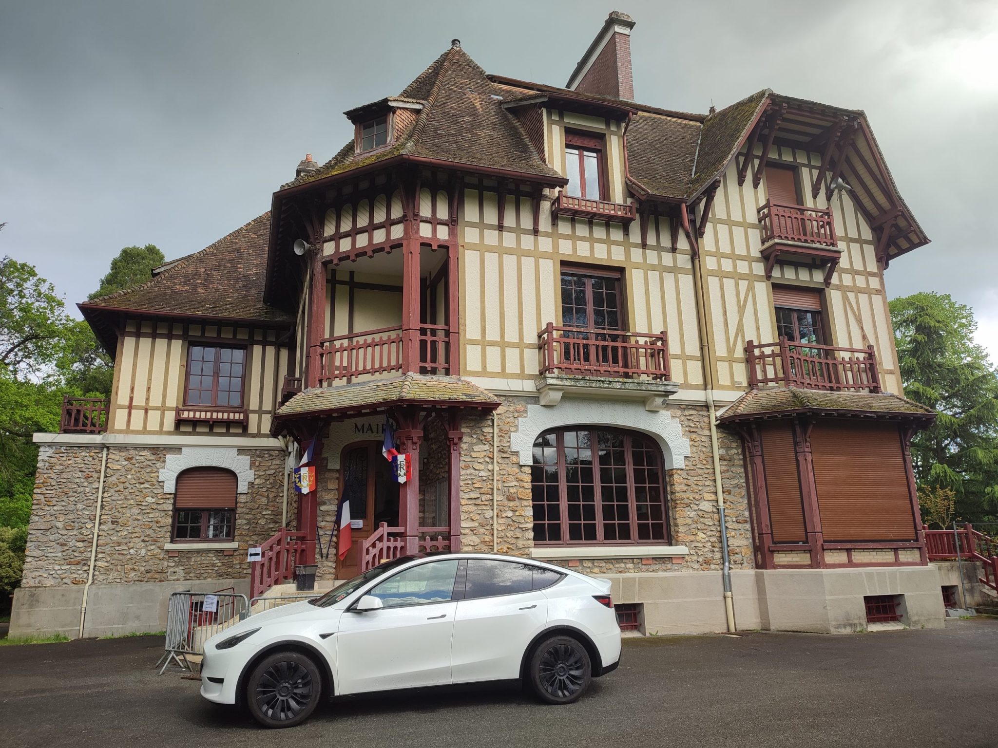 Chauffeur VTC devant la mairie de Villiers-en-Bière
