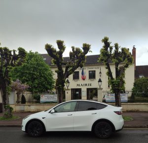 Chauffeur VTC devant la mairie de Tigery