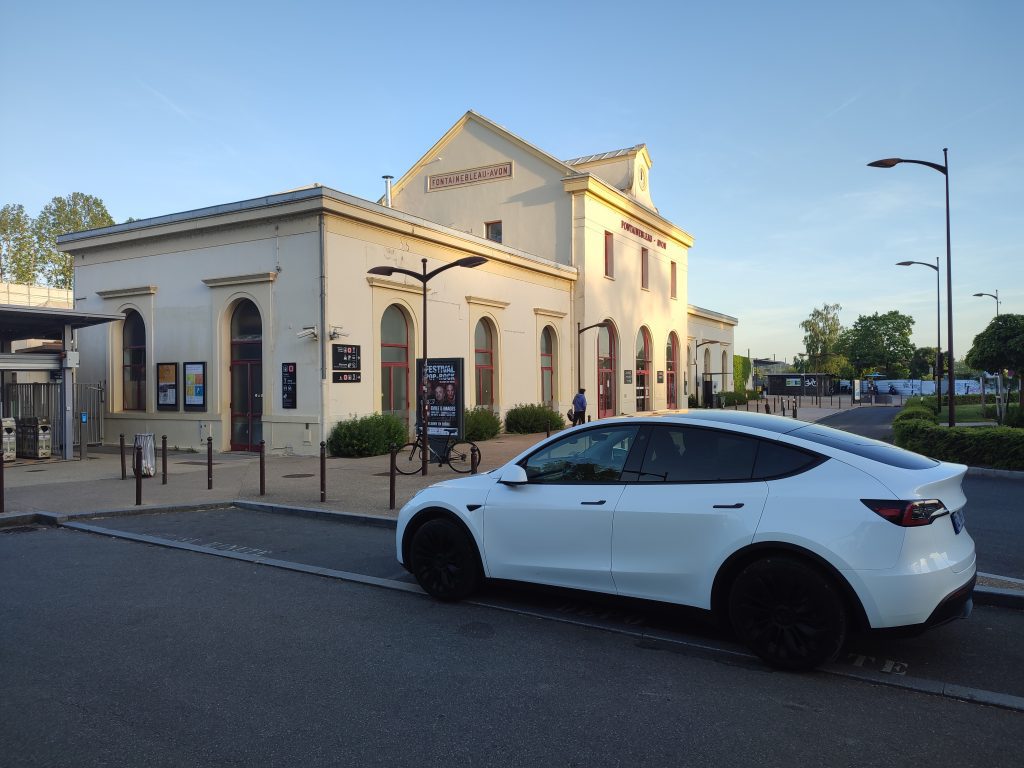Chauffeur VTC devant la gare de Fontainebleau-Avon