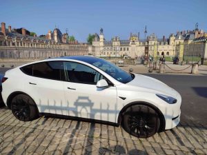 Chauffeur VTC devant le Château de Fontainebleau