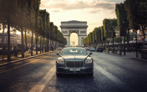Voiture VTC photoréaliste devant l’Arc de Triomphe à Paris