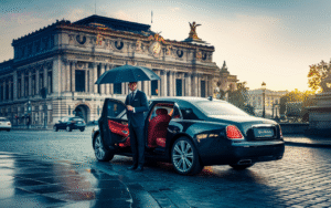 Chauffeur élégant ouvrant une voiture noire luxueuse devant le Palais Garnier