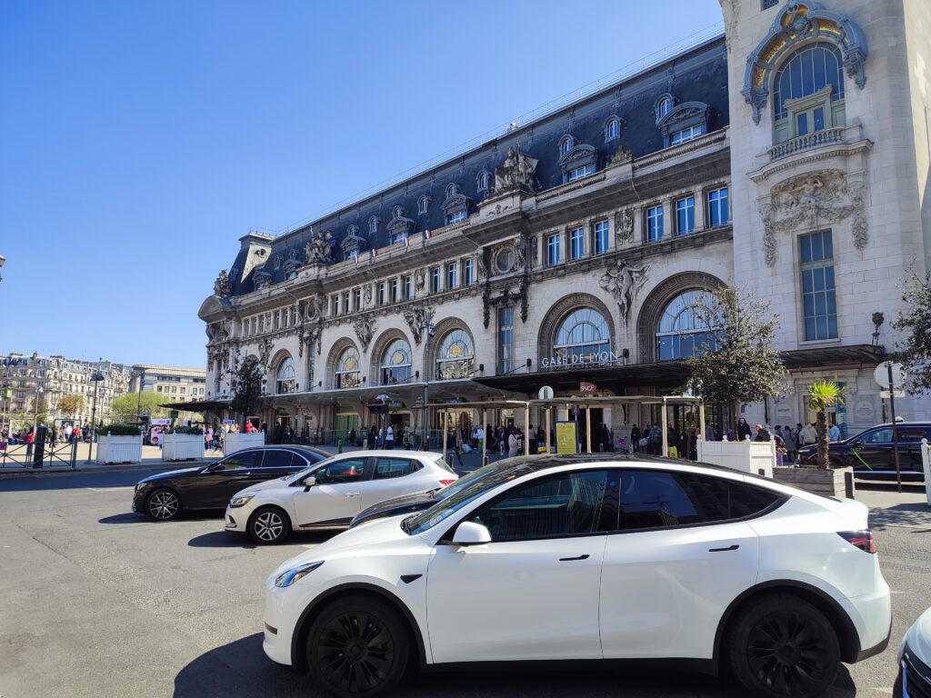 Chauffeur VTC devant la gare de Lyon