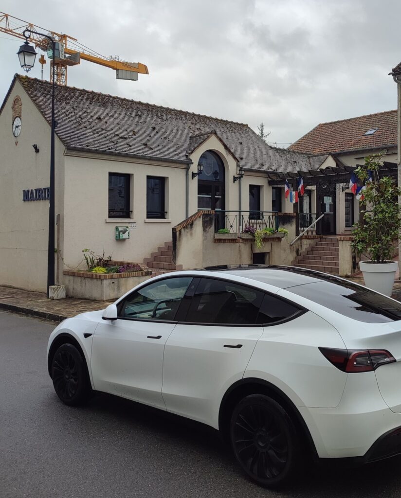 Chauffeur VTC devant la mairie de Rubelles