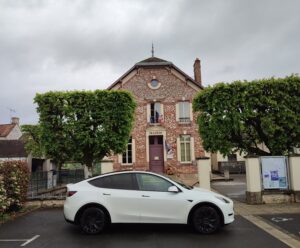 Chauffeur VTC devant la mairie de Saint-Germain-Laxis
