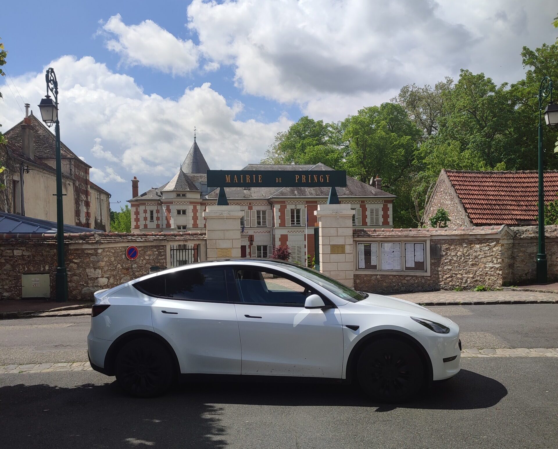 Chauffeur VTC devant la mairie de Pringy