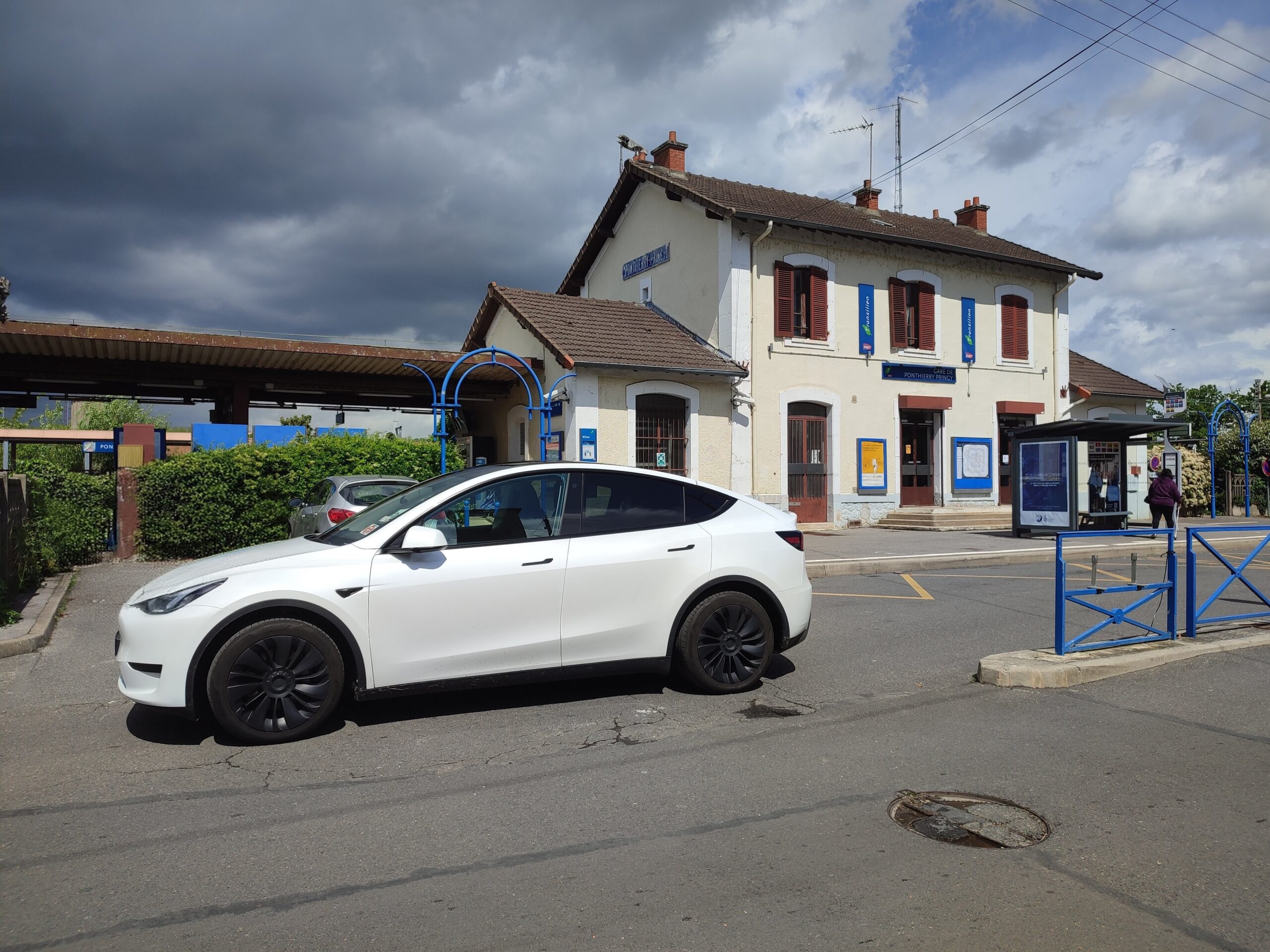 Chauffeur VTC devant la gare de Saint-Fargeau-Ponthierry