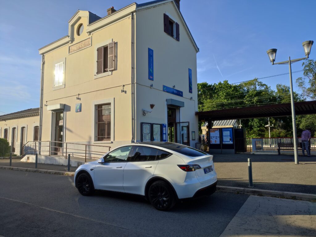Chauffeur VTC devant la gare de Bois-le-Roi