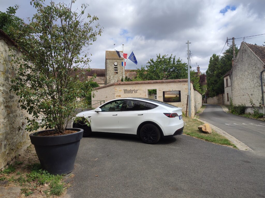 Chauffeur VTC devant la mairie de Recloses