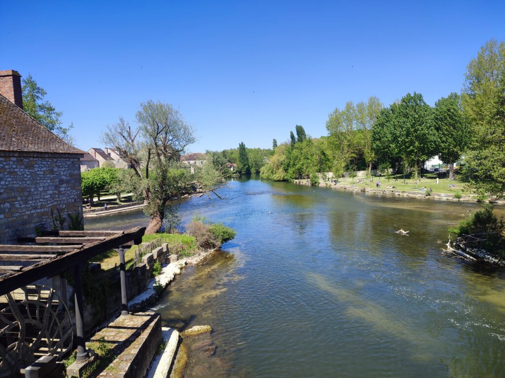 Vue pittoresque de Moret-sur-Loing et ses bords de rivière pleins de charme