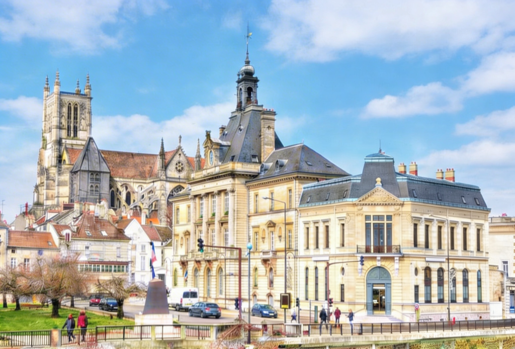 Hôtel de ville et cathédrale de Meaux dans le département de Seine-et-Marne en France