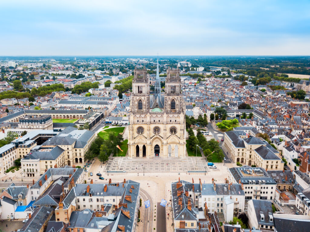 La Cathédrale Sainte-Croix d’Orléans est la principale église catholique d’Orléans, dans le Loiret, en France.