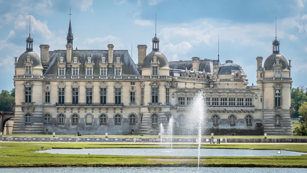Vue pittoresque du magnifique Château de Chantilly, département de l'Oise, France